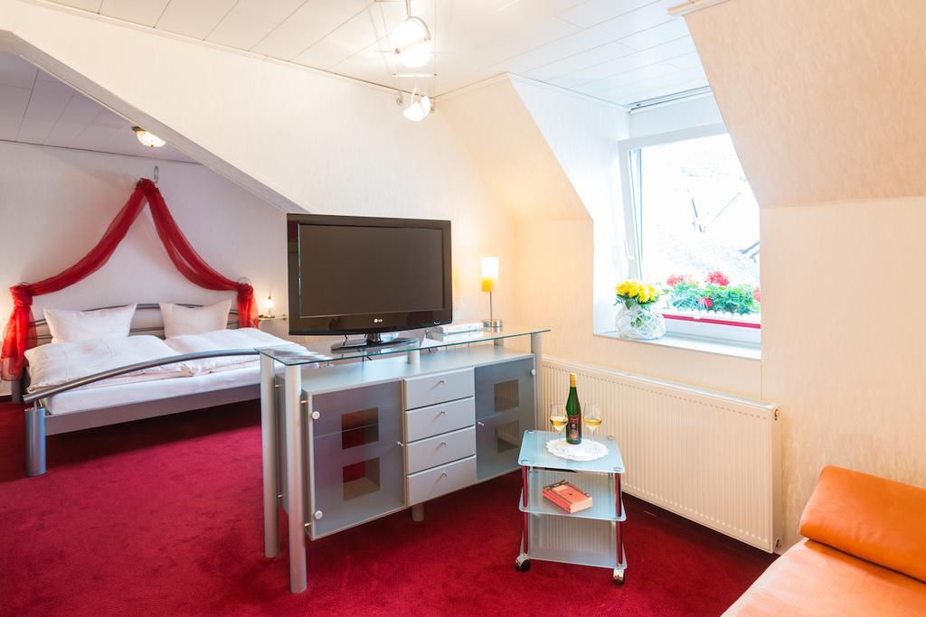 Moselromantik-Hotel Zum Loewen Ediger-Eller Ngoại thất bức ảnh